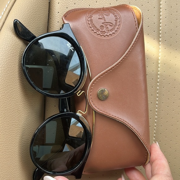 Ray ban sunglasss new condition with gold hardware - Picture 6 of 6